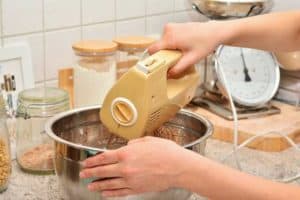 Mehr über den Artikel erfahren Was ist besser: Handmixer oder Stabmixer?