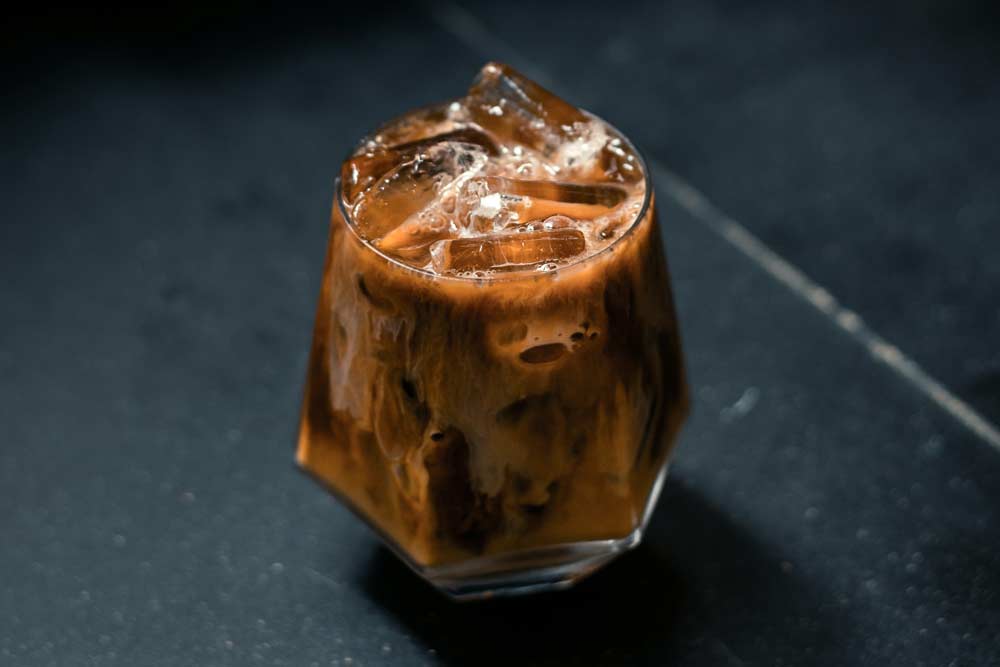 Eiskaffee mit Karamellsirup