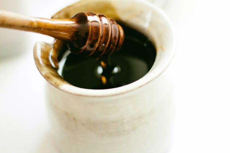 Mehr über den Artikel erfahren Gerstenmalzsirup: Gerstenmalzsirup: Vielseitiger Geschmack trifft auf kreative Rezepte
