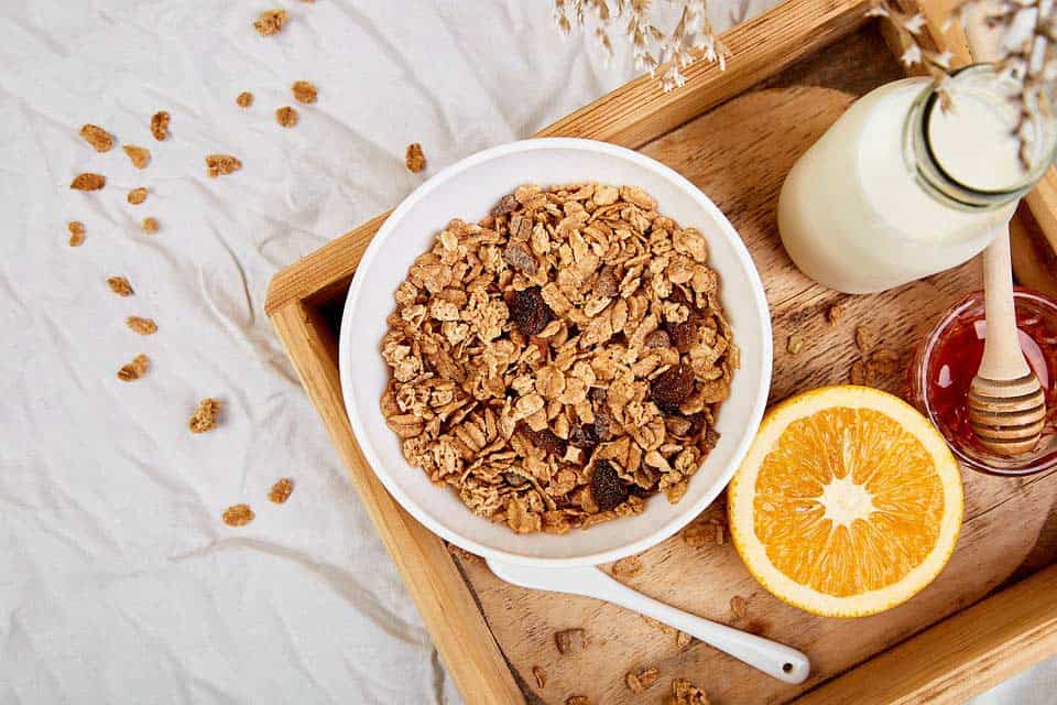 Honig-Müsli Müsli mit Honig in einer Schüssel
