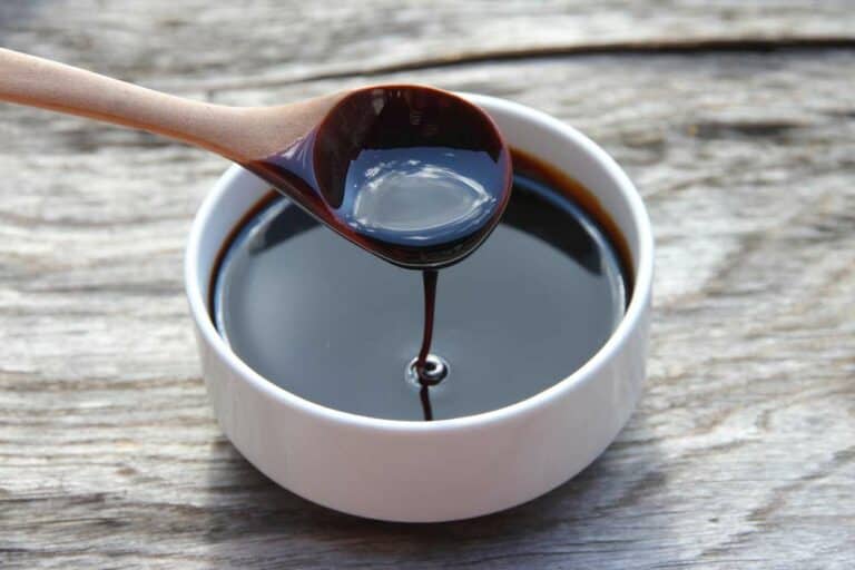 Mehr über den Artikel erfahren Von süß bis herzhaft: Rübensirup in der Küche kreativ einsetzen