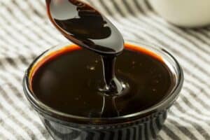 Mehr über den Artikel erfahren Melassesirup als eine vielseitige Alternative zu Zucker