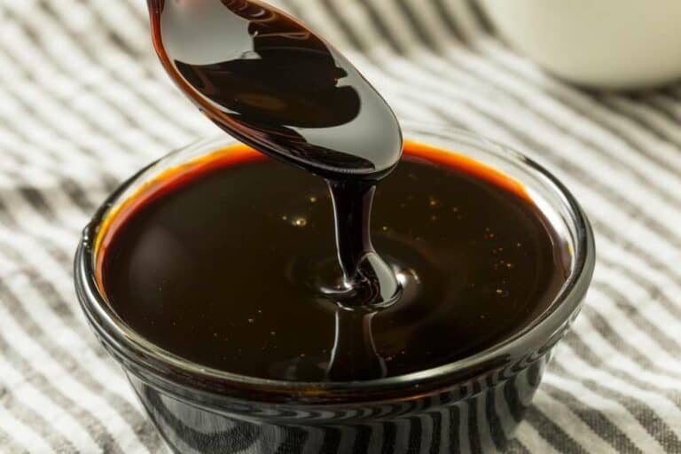 Mehr über den Artikel erfahren Melassesirup als eine vielseitige Alternative zu Zucker