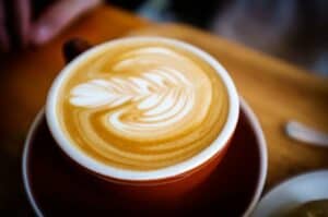 Mehr über den Artikel erfahren Vanille-Latte: Die süße Versuchung für Kaffeeliebhaber
